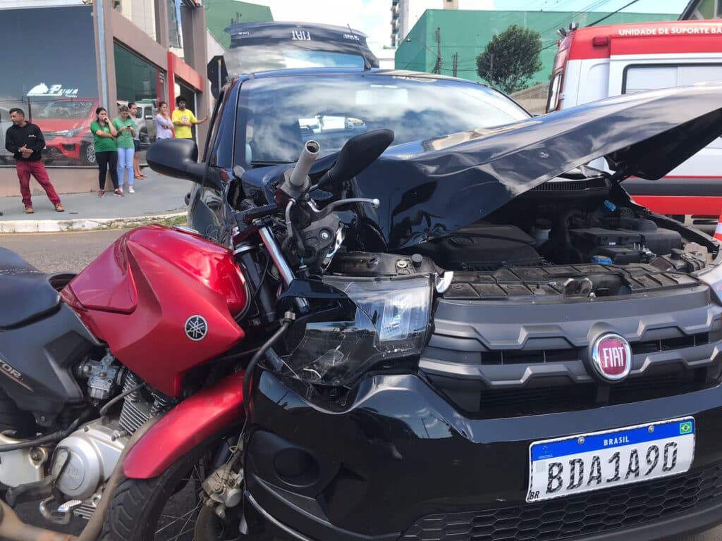 Moto fica encravada em carro e 2 jovens ficam feridos após acidente em Uvaranas