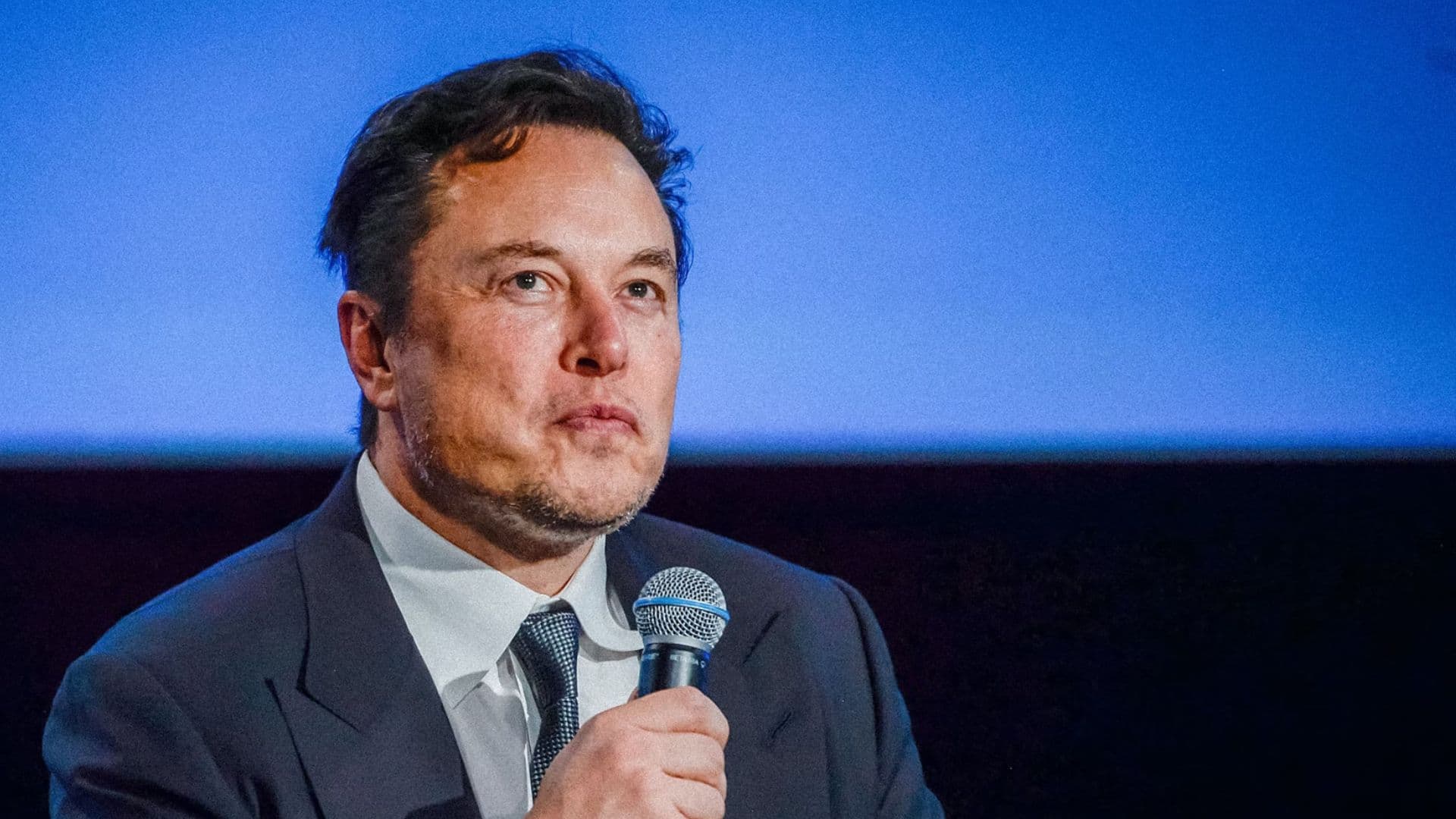Elon Musk cria caos no Twitter ao tentar fazer rede dar lucro