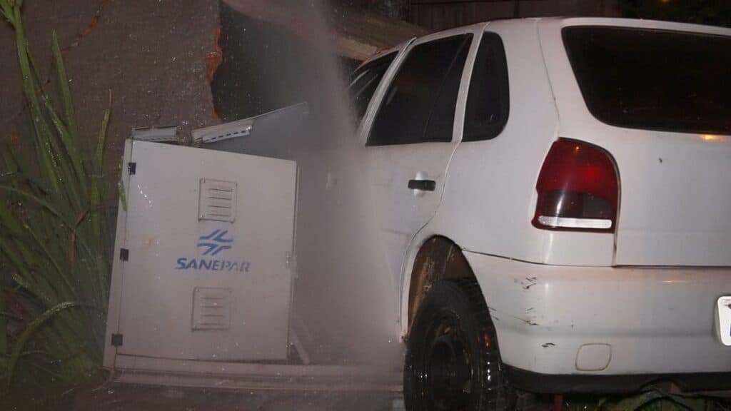 Carro com família dentro bate contra muro de residência