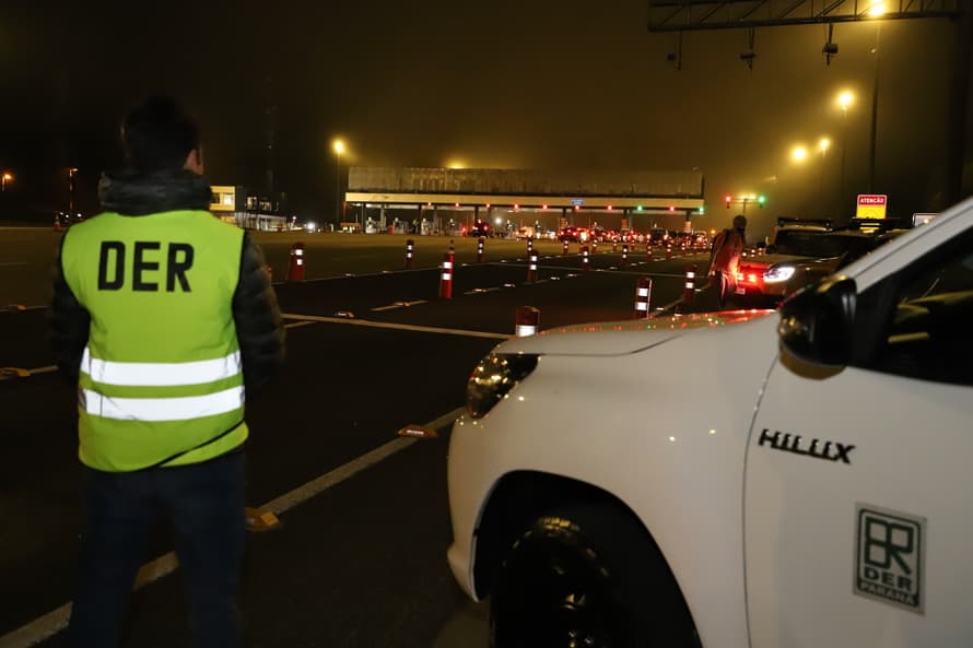 Ao som de buzinaço, motoristas comemoram fim dos pedágios no Paraná