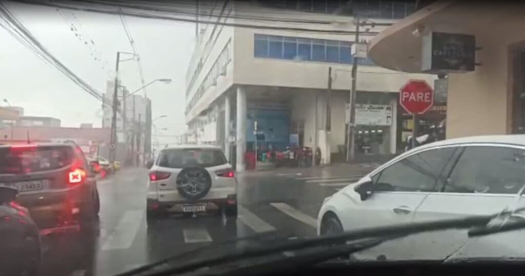 Famílias protestam em frente ao prédio da Prolar, em Ponta Grossa