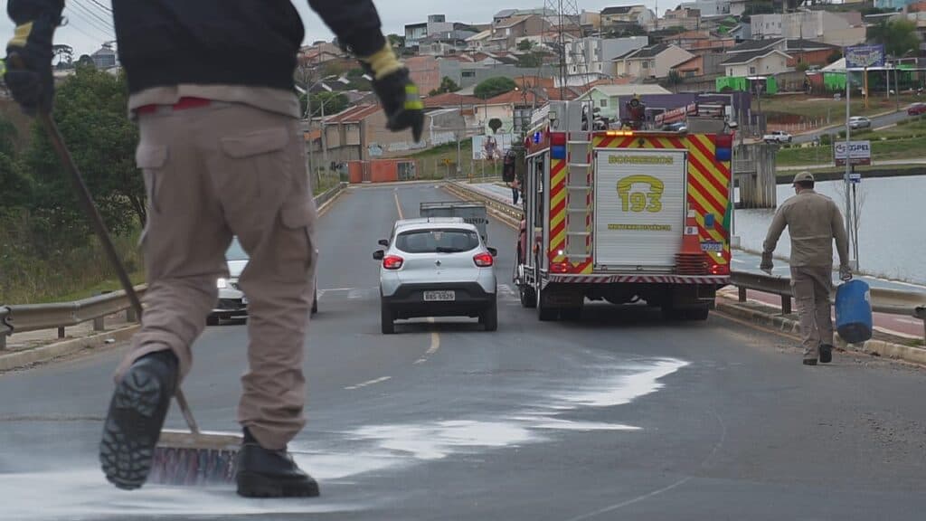 Mulher fica ferida ao sofre queda de moto por causa de óleo sobre na pista em PG