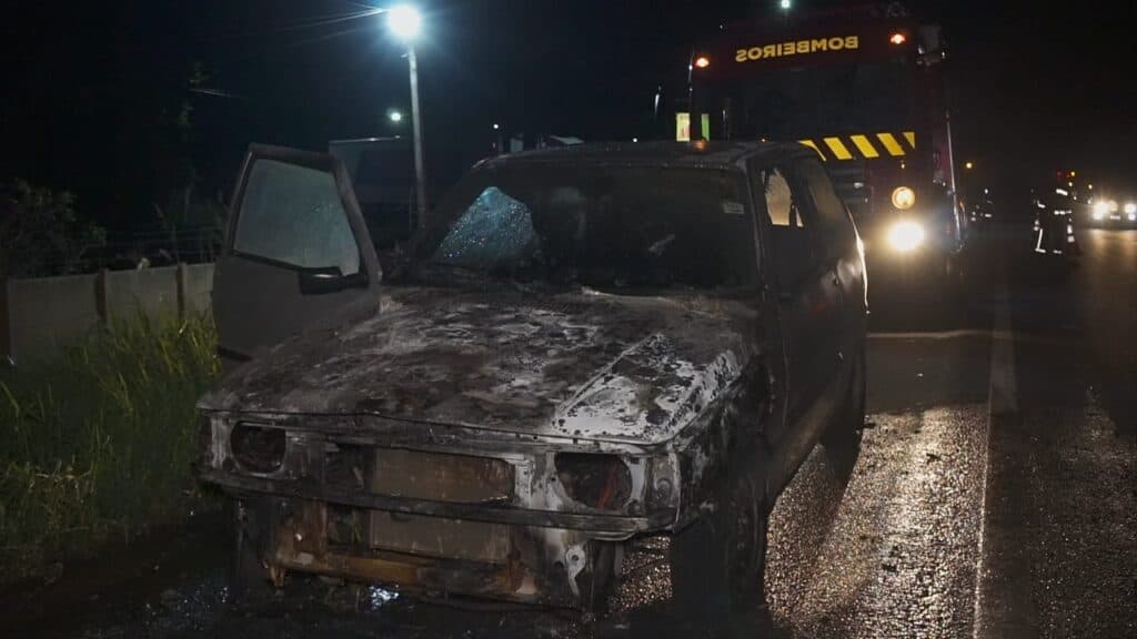 Carro sofre pane elétrica, pega fogo e fica destruído na Av. Souza Naves