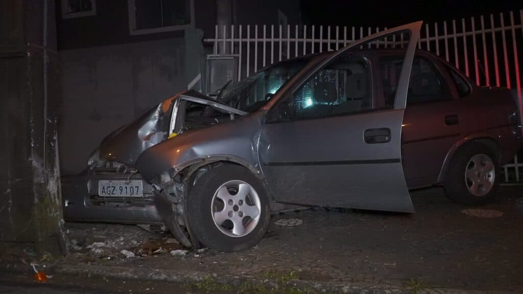 Motorista bate carro após passageiro virar o volante