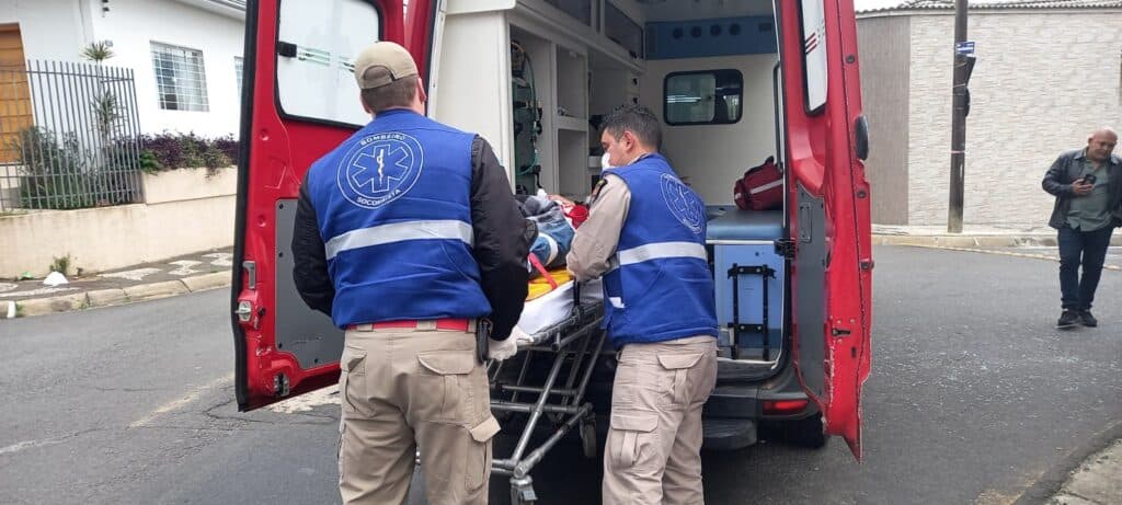 Motociclista fica ferido após levar ‘fechada’ de carro