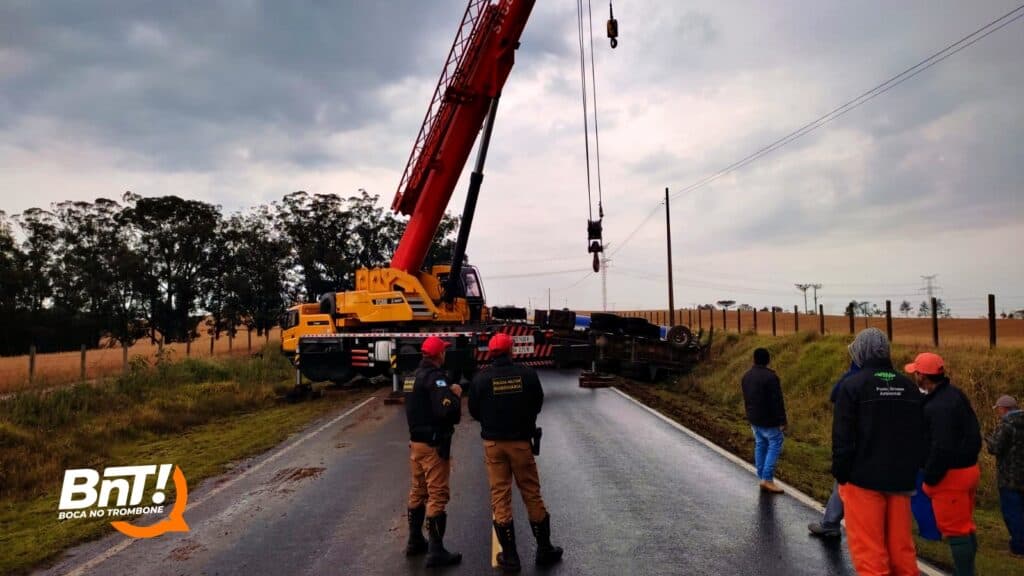 Caminhão tomba na PR-438 e bloqueia acesso entre Ponta Grossa e Guaragi