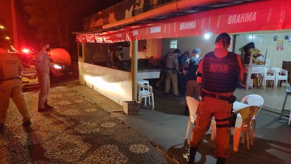 PM aborda mais de 150 pessoas em operação da madrugada