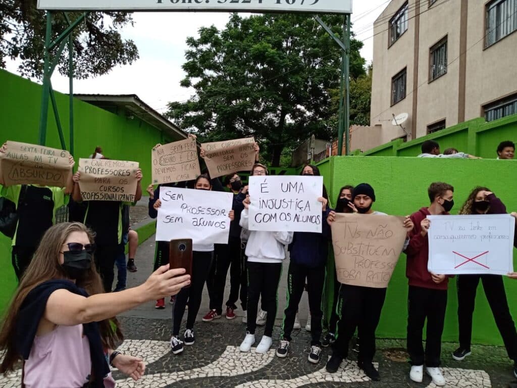 Alunos protestam em escolas de PG contra ensino à distância