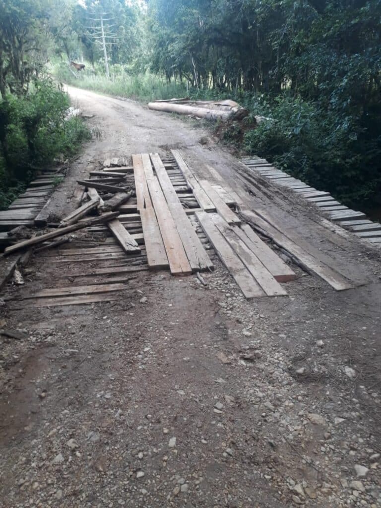 Isolados, moradores de Itaiacoca cobram reforma em ponte