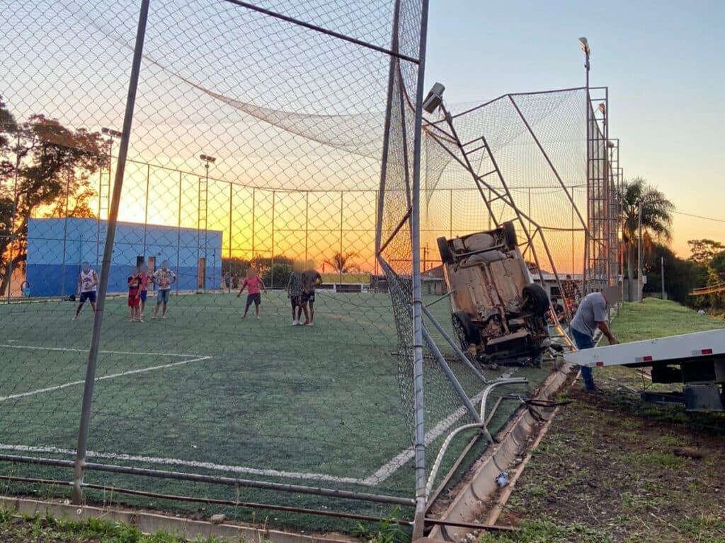 Carro capota e quase invade quadra de futebol em Carambeí