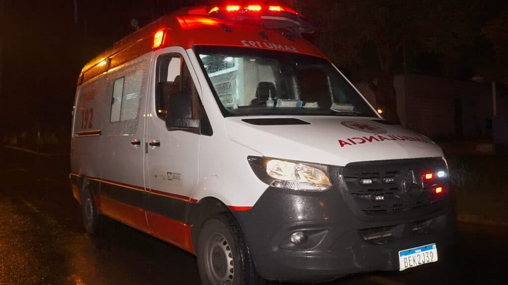 Homem sangrando em via pública é socorrido após chamado anônimo