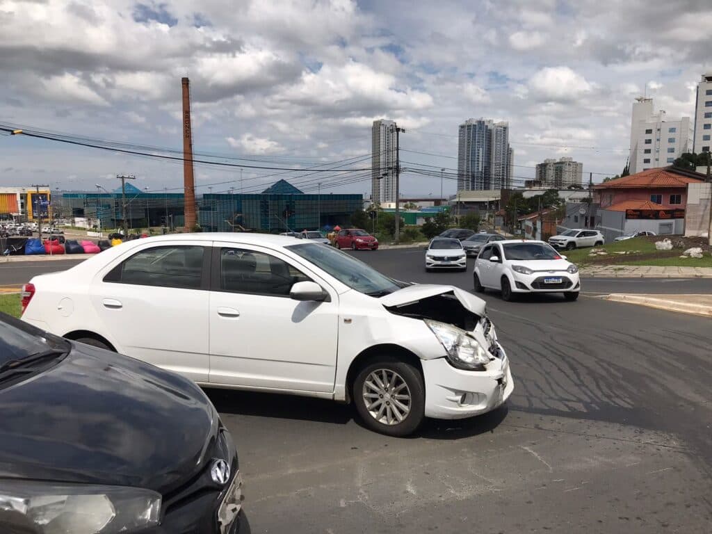 Imprudência causa acidente e caos no trânsito em Ponta Grossa