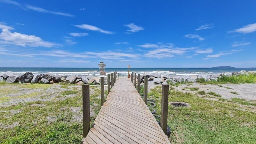 Praia de Itapoá: um convite ao lazer e ao descanso