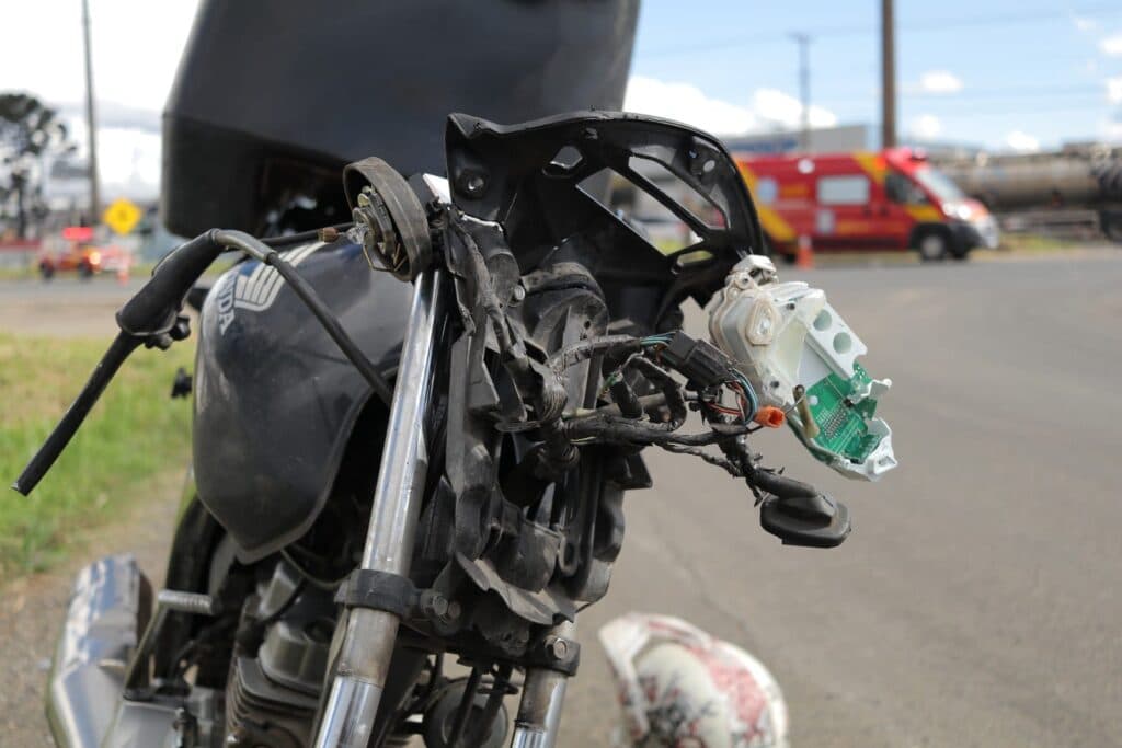 Motociclista sofre laceração no pé  ao bater em caminhão em PG