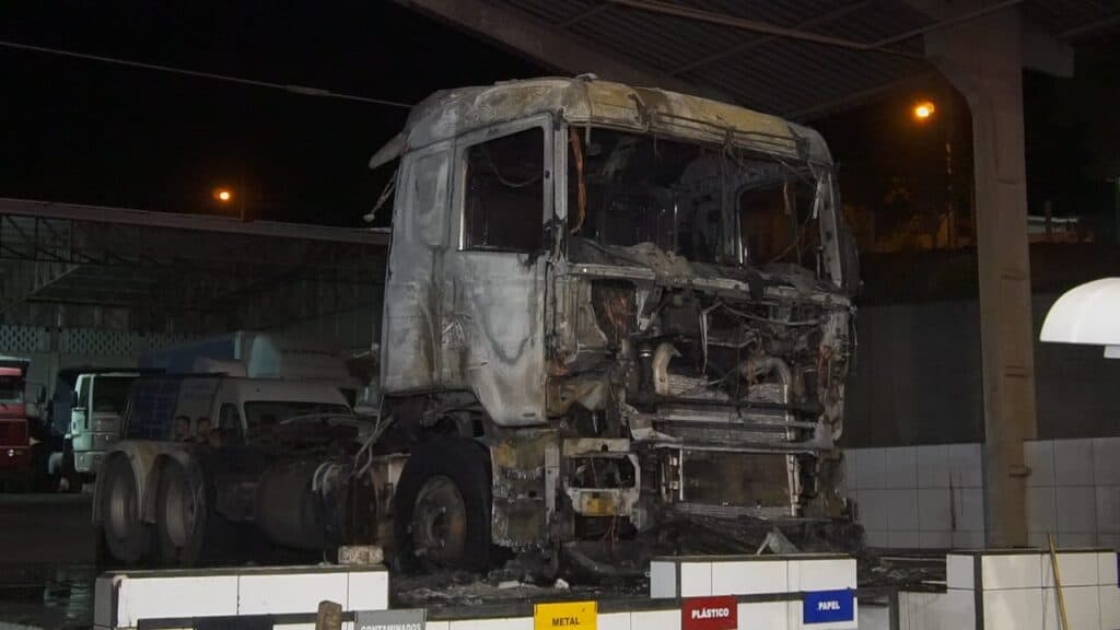 Caminhão é incendiado em estacionamento de empresa, em PG