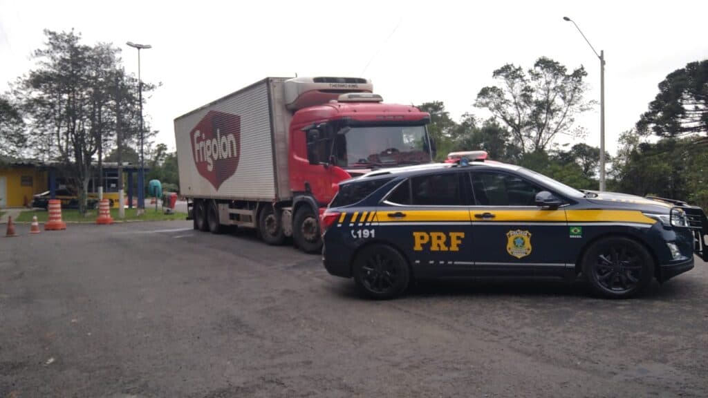 PRF resgata motorista, recupera caminhao e detém suspeito de assalto em PG
