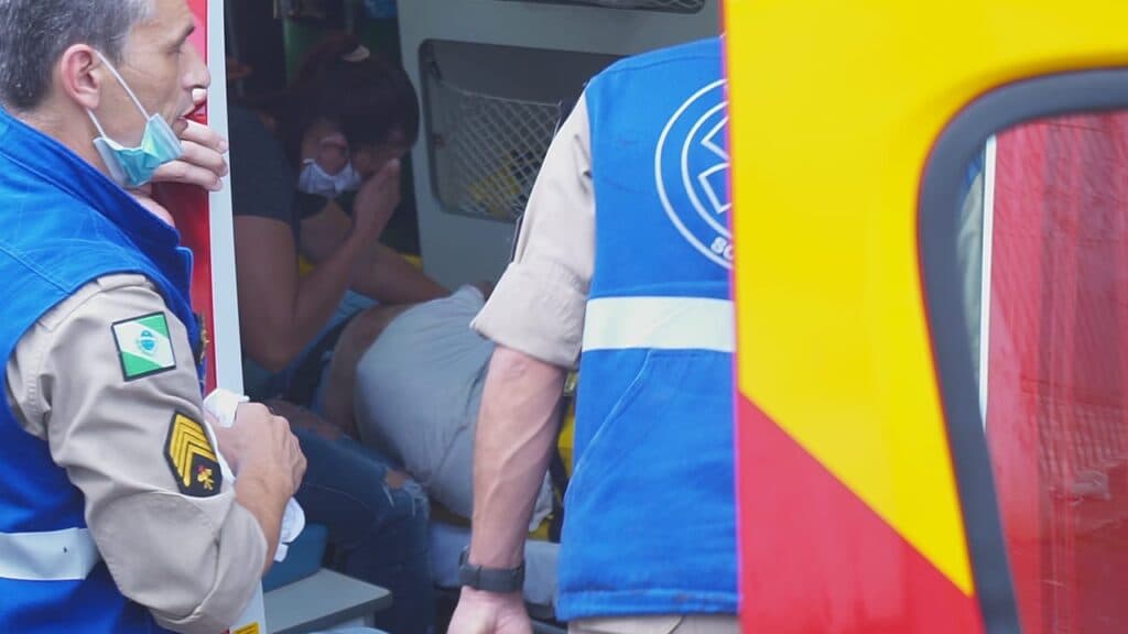 Jovem bate forte contra o muro depois de ultrapassagem frustrada