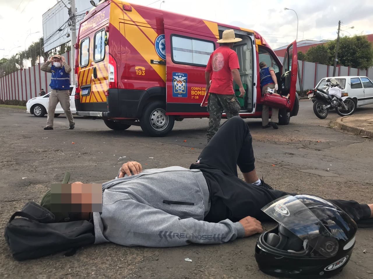 Carro avança preferencial e deixa motociclista ferido em Ponta Grossa