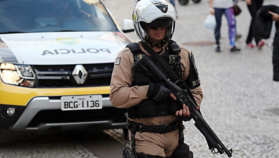 Policiais participam de exercício simulado de combate aos  crimes contra o patrimônio