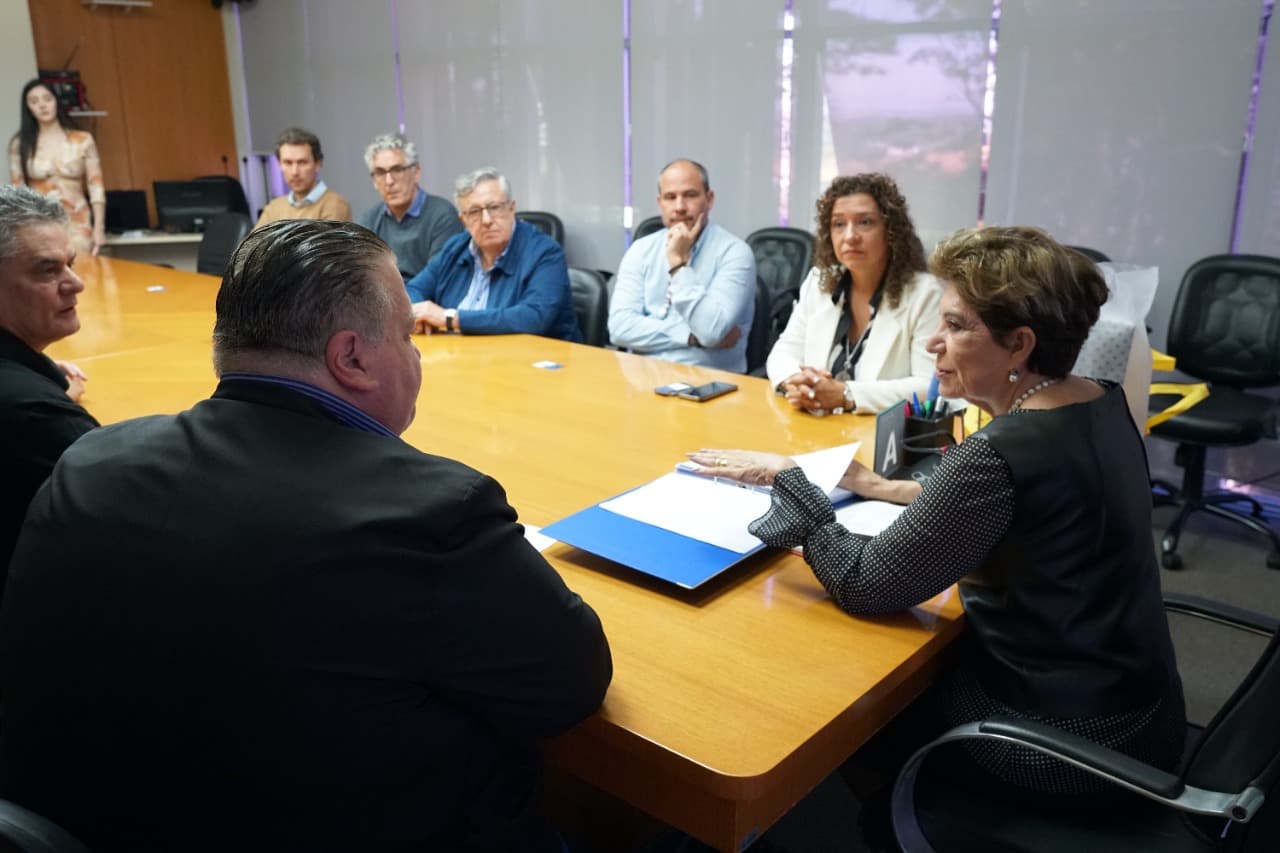 Prefeita Elizabeth recebe indústrias que visam se instalar em PG