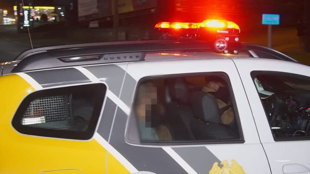 Jovem bate carro contra a árvore e acaba preso embriaguez