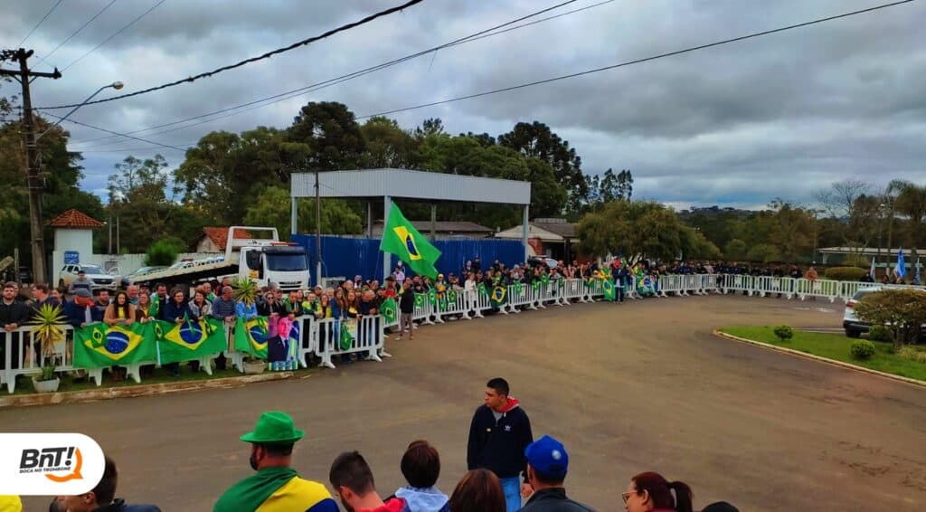 Bolsonaro desembarca neste momento no Aeroporto Santana em Ponta Grossa