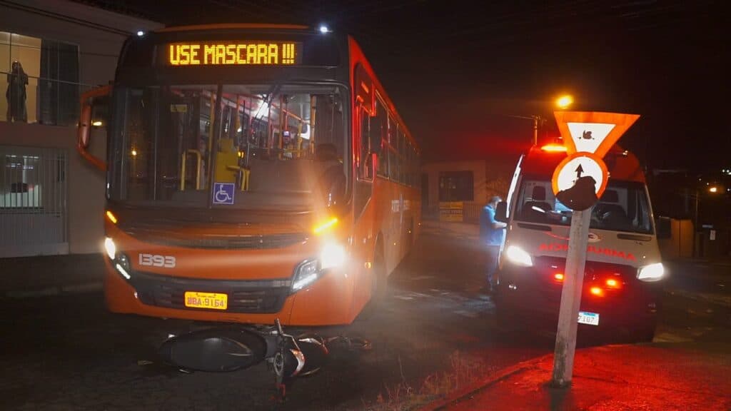 Motoboy bate de frente com ônibus da Viação Campos Gerais