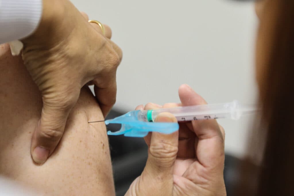 Pode tomar a vacina da gripe e a dose de reforço contra Covid-19 no mesmo dia?