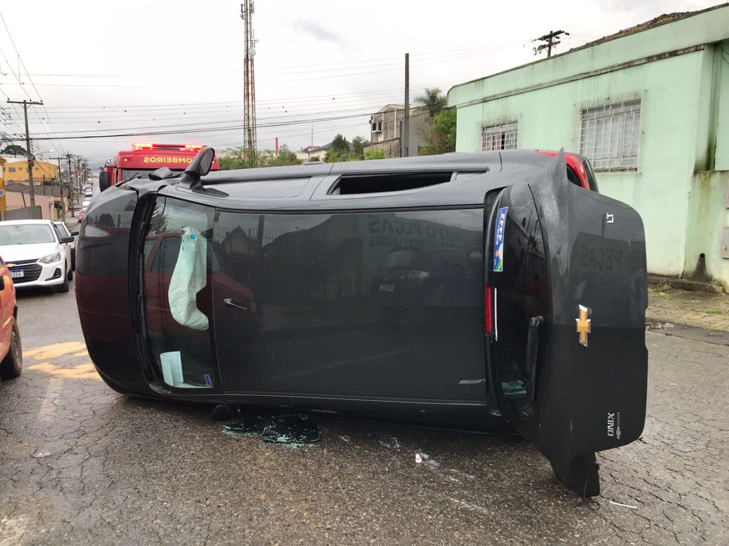 Idoso se envolve em colisão e carro tomba em PG