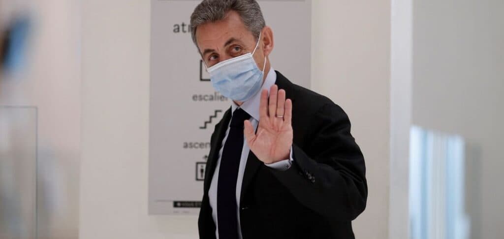 Ex-presidente da França é condenado a um ano de prisão