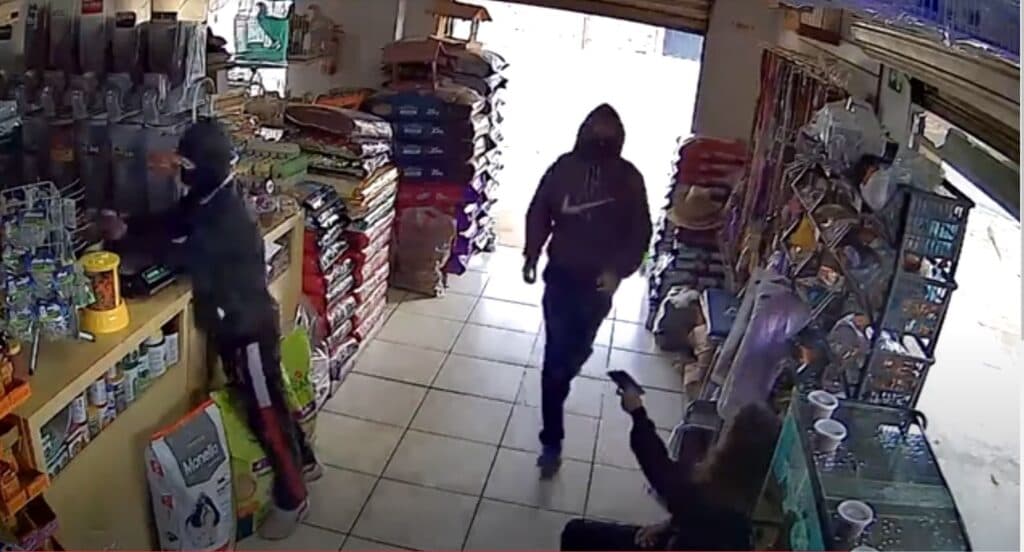 FLAGRANTE: Ajude a identificar assaltante de comércio em PG