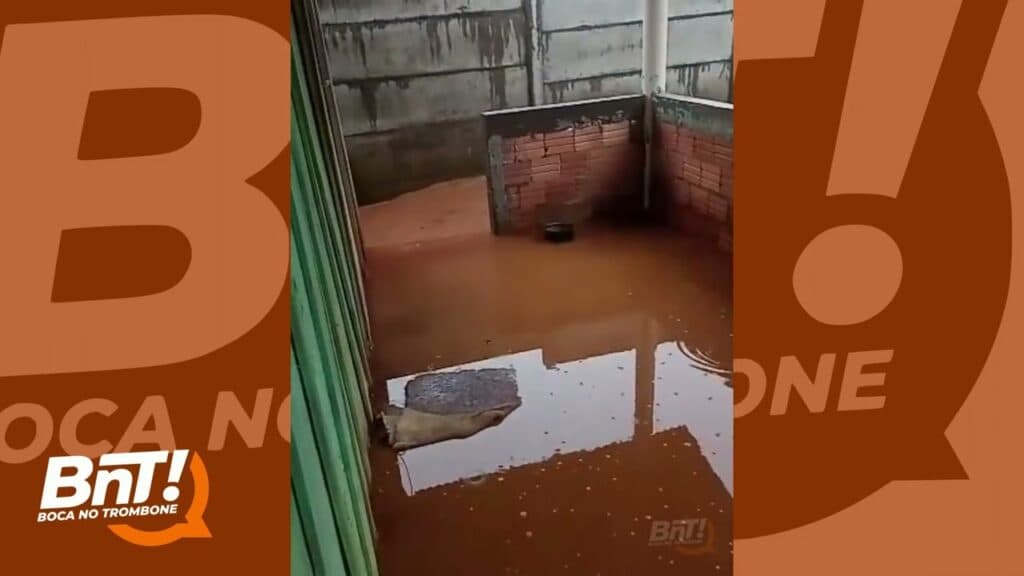 Chuvas alagam residências em bairro de PG