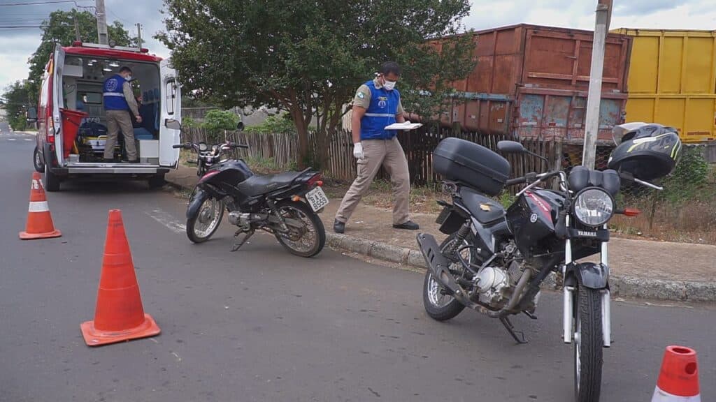 Dois homens sofrem ferimentos após colisão entre motos em Uvaranas