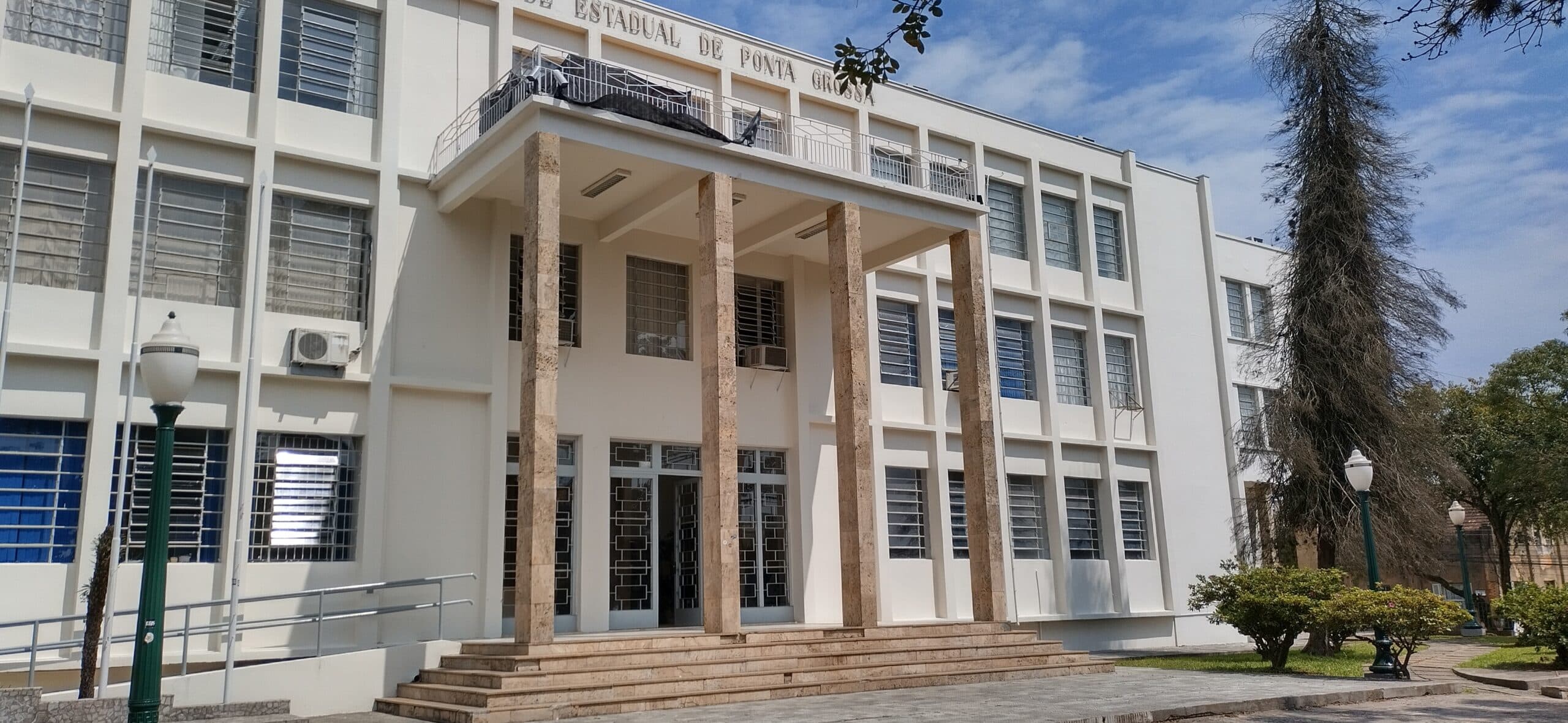 Curso de Direito da UEPG suspende aulas presenciais após surto de Covid-19