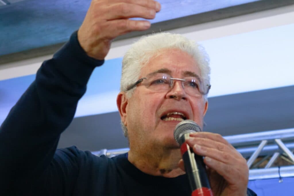 Plano de Governo: Requião garante congelamento nas tarifas de luz e água