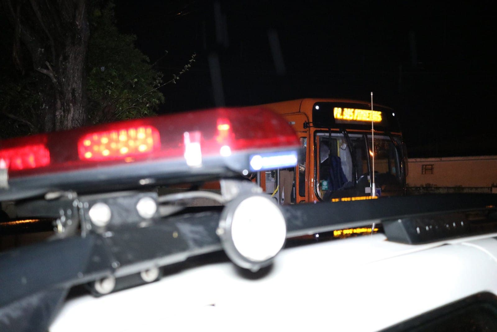 Mulher é atropelada por ônibus em vila de PG