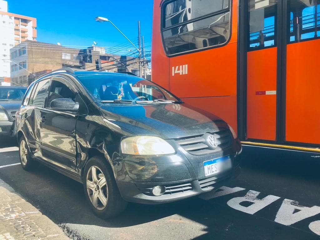 ‘Barberagem’ causa acidente entre carro e ônibus da VCG