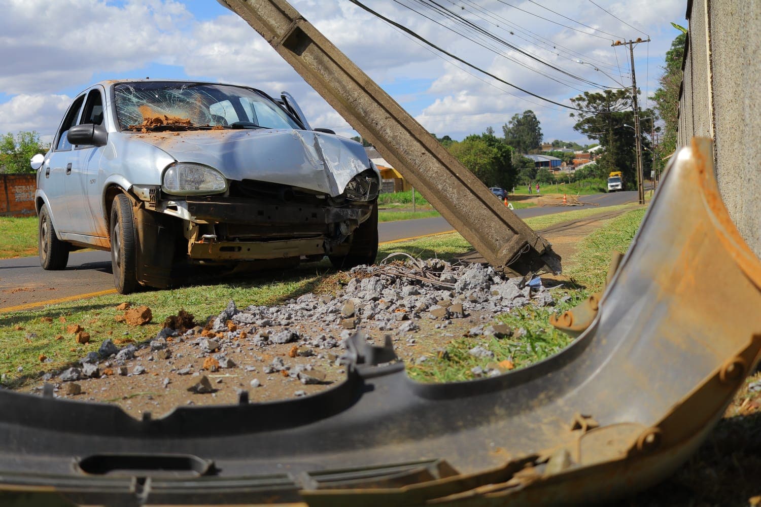 Carro com quatro passageiros, sendo duas crianças, bate contra poste em PG