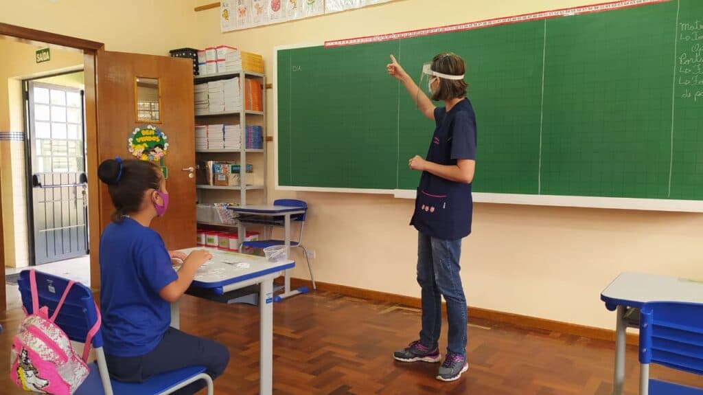Volta às aulas: como lidar com dificuldade de alunos de acordar cedo