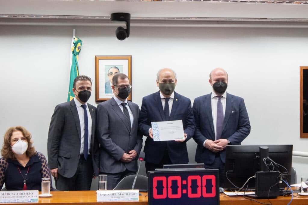 Aliel entrega Prêmio para personalidades da área da Ciência