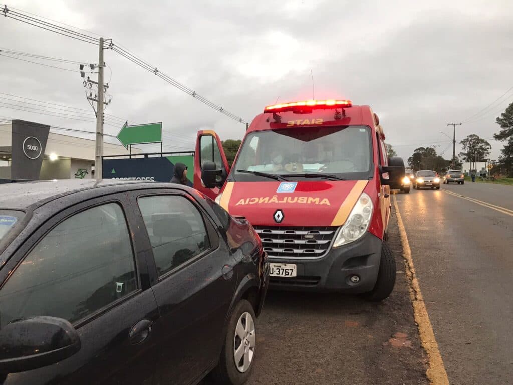 Duas mulheres ficam feridas em colisão traseira no Jardim Carvalho