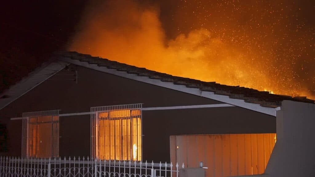 Incêndio de grande proporções mobiliza três equipes dos bombeiros em PG