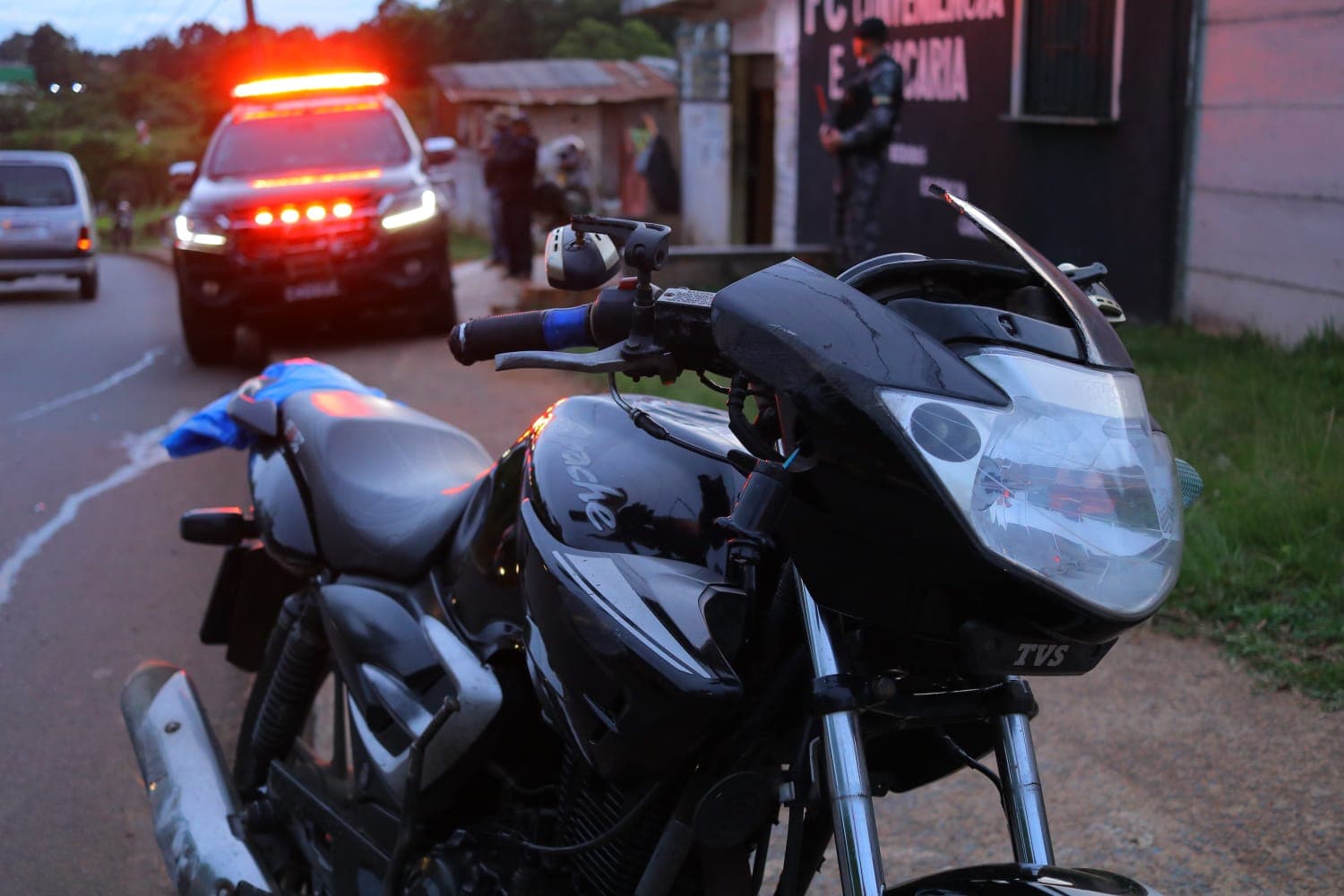 Criança é atropelada por motociclista ao descer de ônibus em PG