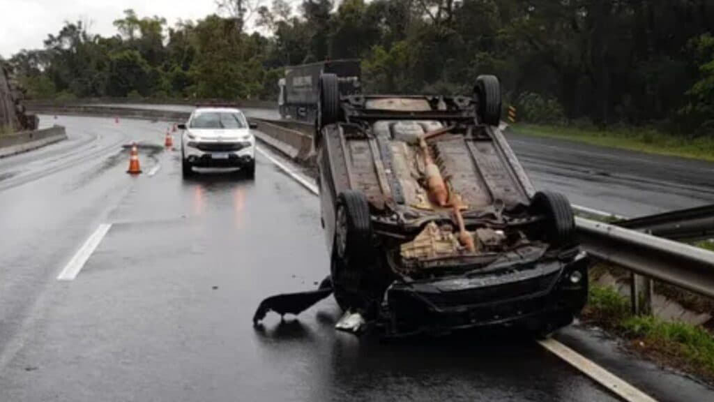 Motorista perde o controle e capota na BR-376