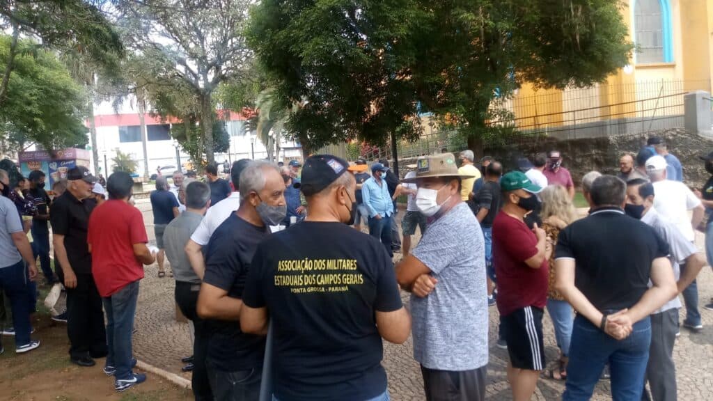 PMs de Ponta Grossa fazem manifestação por reajuste salarial