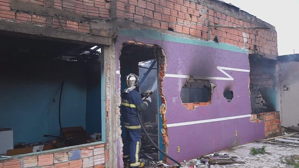 Homem ateia fogo na própria residência