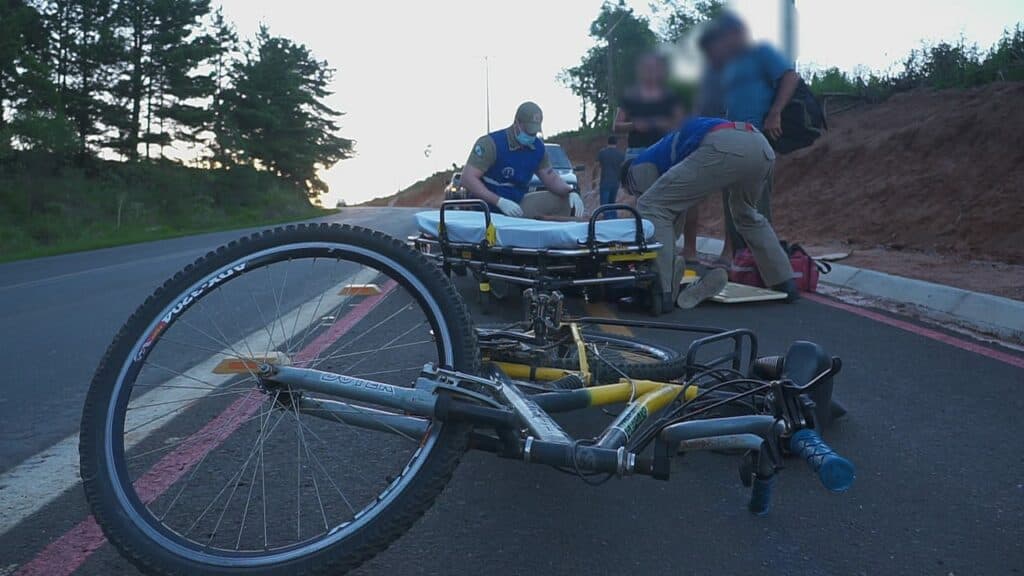 Idoso cai de bicicleta e fratura gravemente nariz, em ciclovia sentido Itaiacoca