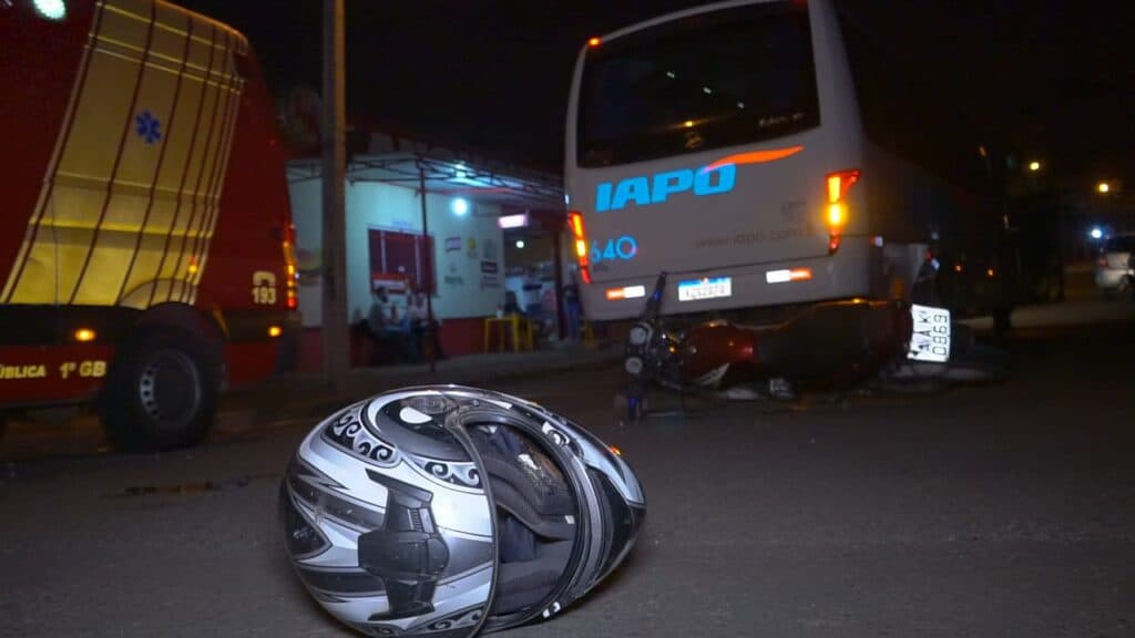 Acidente entre ônibus e moto deixa vítima com ferimento grave em PG