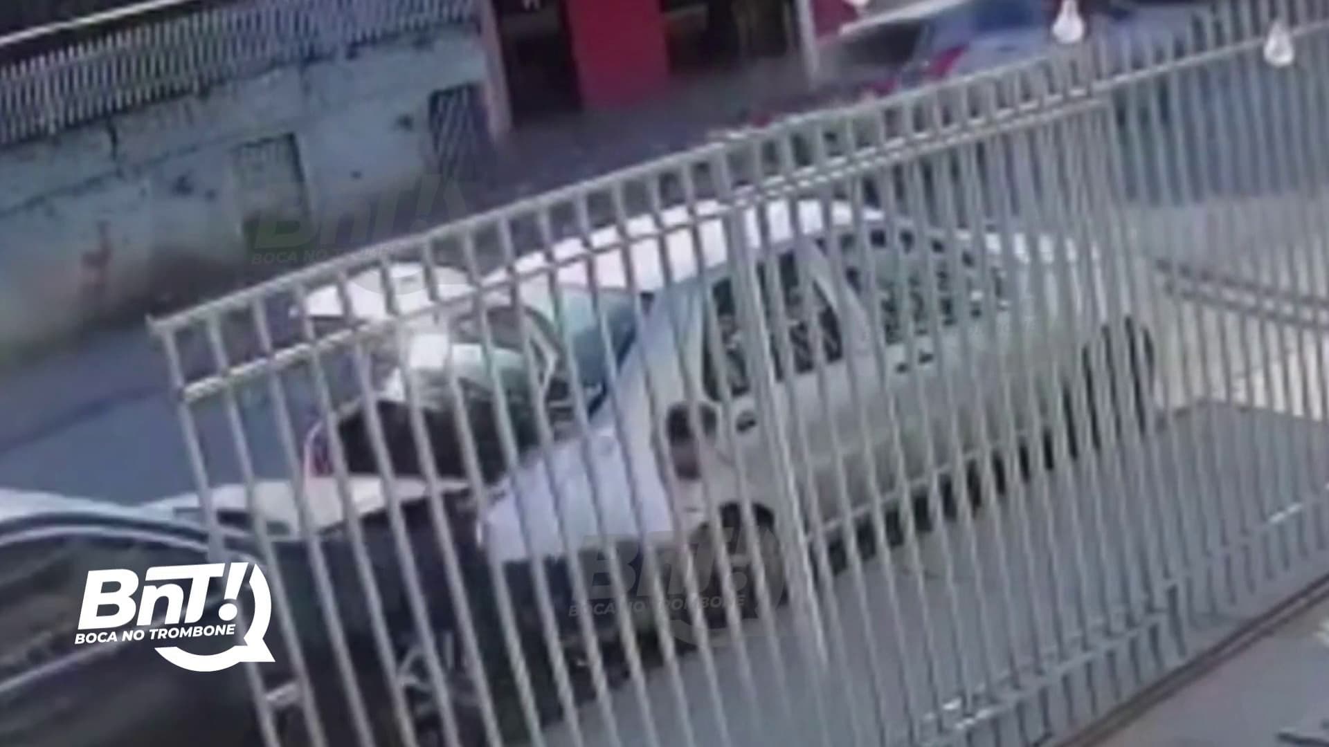 Homem pula e escapa de atropelamento no PR; vídeo