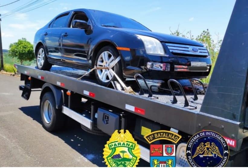 Motorista bate em viatura, arrasta PM e foge do local